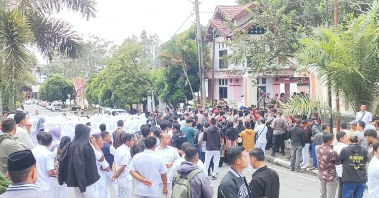 Tuntut Kejelasan Kuota PPPK dan Jasa Medis, Ratusan Nakes RSUD Demo ke DPRK