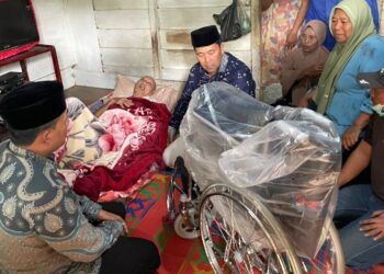 Senyum Bahagia Untung Suropati, Terima Kursi Roda dari Haili Yoga – Muchsin Hasan