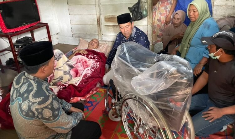 Senyum Bahagia Untung Suropati, Terima Kursi Roda dari Haili Yoga – Muchsin Hasan