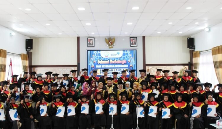 Program Sekolah Lansia, 55 Anan Awan Diwisuda