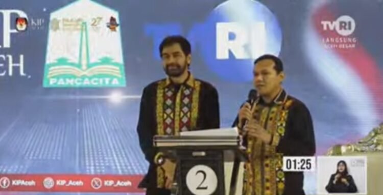 Debat Kedua, Shabela Abubakar Apresiasi Mualem – Dek Fadh Kenakan Baju Kerawang Gayo 