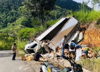Mobil Sembako Pemda Terjungkal di Kuyun Uken