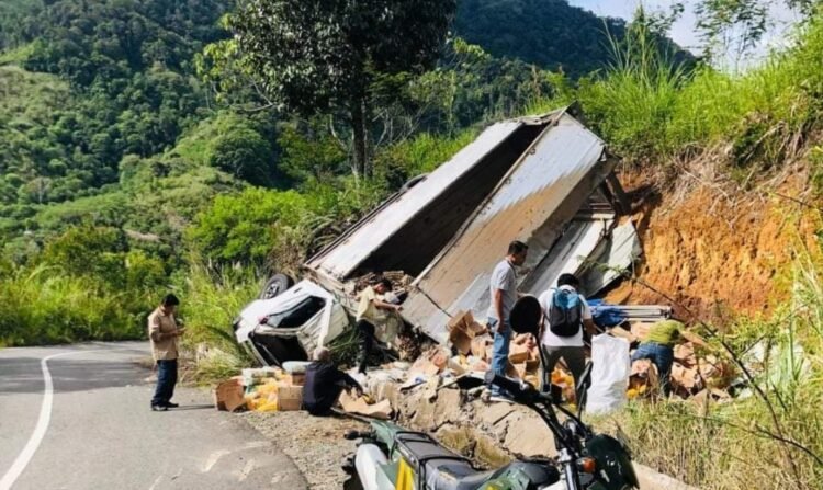 Mobil Sembako Pemda Terjungkal di Kuyun Uken