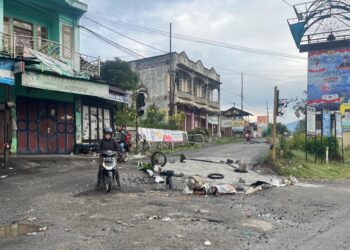 Perangkat Desa dan Aparat Gotong Royong Perbaiki Jalan Berlubang di Tansaril 