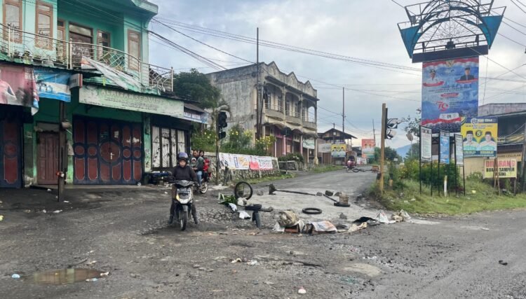 Perangkat Desa dan Aparat Gotong Royong Perbaiki Jalan Berlubang di Tansaril 