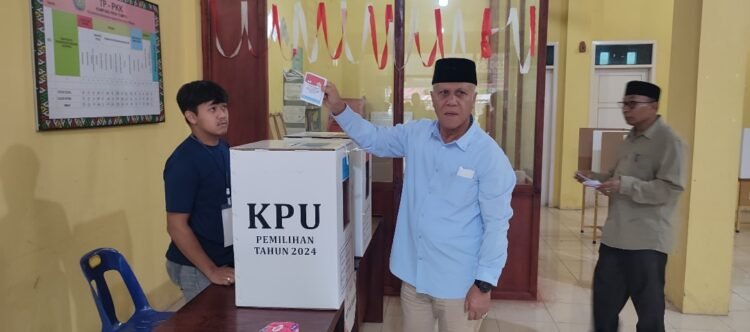 Kenakan Kemeja Khas Prabowo, Shabela Gunakan Hak Pilih di Paya Tumpi 1