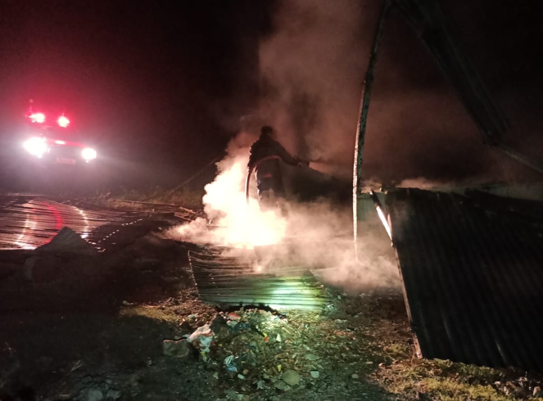 Ditinggal Pemilik, Satu Unit Rumah di Lelumu Hangus Terbakar