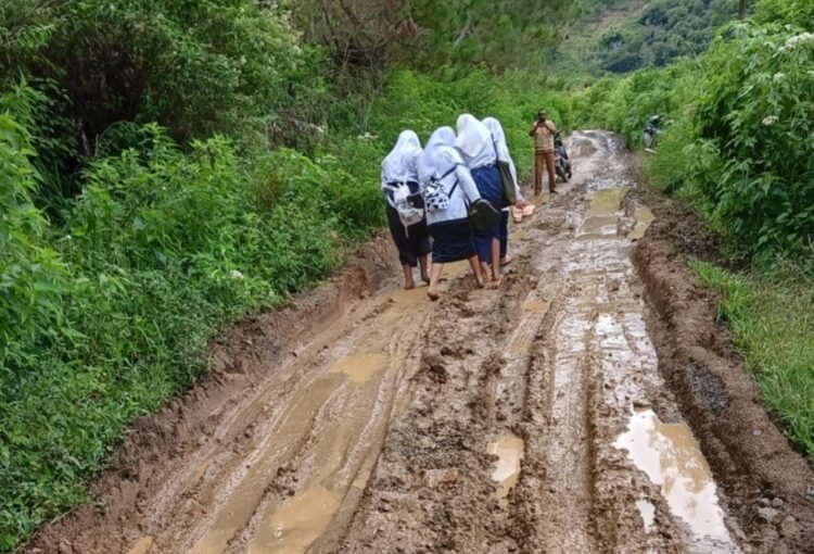 Akses ke SMPN 27 Takengon Berlumpur, Pernah Diusul Lewat Pokir, Kepsek: Sudah Sering Diukur