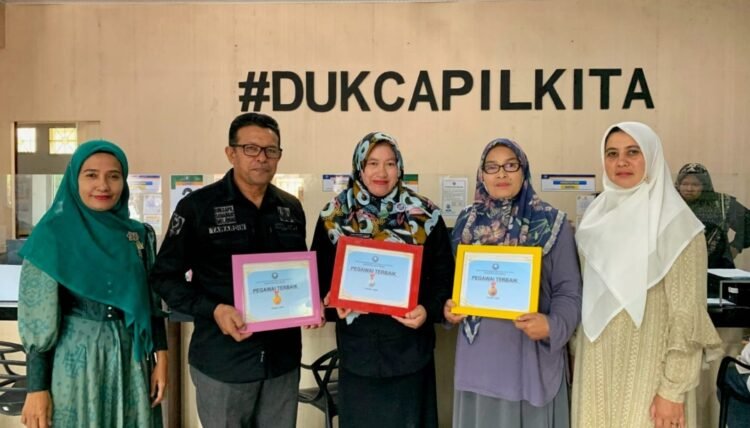 Dukcapil Aceh Tengah Apresiasi Tiga Pegawai Berkinerja Terbaik Januari 2025
