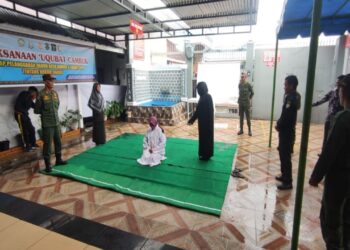 Dua Pelaku Zina di Aceh Tengah Dicambuk 100 Kali 