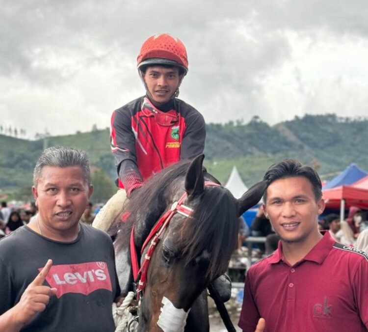 Kuda Milik Helmy, Pangeran Hambalang dan Sepintes Kilet “Kuasai” Lintasan Pacu Blang Bebangka 
