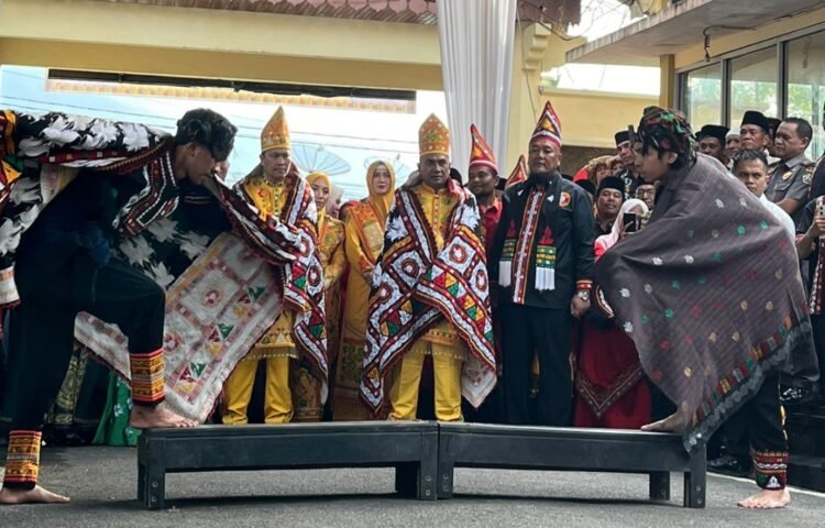 “Munik Ni Reje'” Bupati dan Wabup Aceh Tengah Disambut Tari Sining