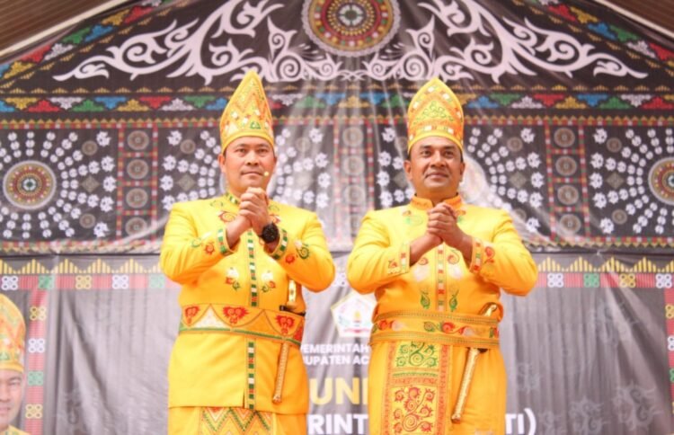 Dikukuhkan Sebagai Ulu Rintah! Haili Yoga dan Muchsin Hasan Terima Bawar 