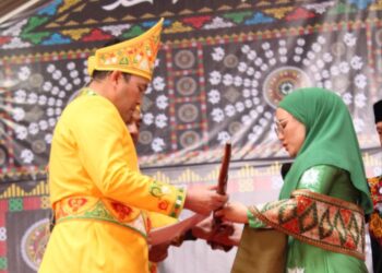 Munik ni Reje, Ketua DPRK Serahkan Tongkat Amanah Ke Bupati Aceh Tengah