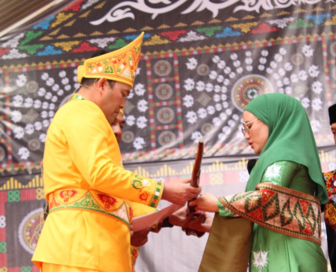 Munik ni Reje, Ketua DPRK Serahkan Tongkat Amanah Ke Bupati Aceh Tengah