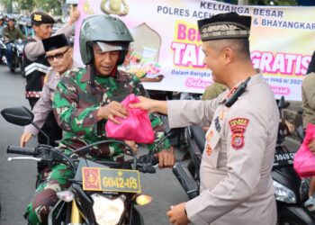Gandeng Mahasiswa IAIN, Polres Aceh Tengah Bagikan 200 Takjil untuk Pengendara