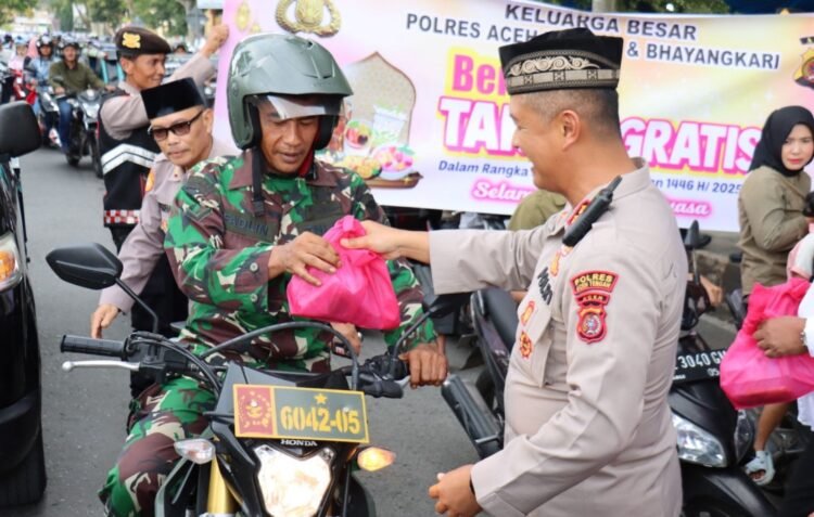 Gandeng Mahasiswa IAIN, Polres Aceh Tengah Bagikan 200 Takjil untuk Pengendara