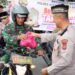 Gandeng Mahasiswa IAIN, Polres Aceh Tengah Bagikan 200 Takjil untuk Pengendara