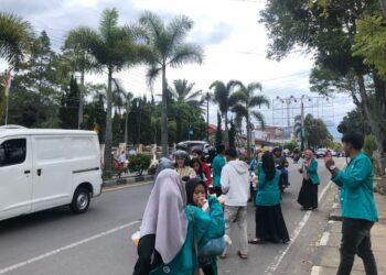 Mahasiswa Himapai IAIN Takengon Tebar Kebaikan, Ratusan Paket Takjil Dibagikan di Jalan Nasional