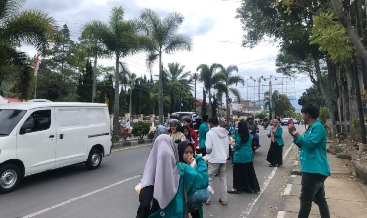 Mahasiswa Himapai IAIN Takengon Tebar Kebaikan, Ratusan Paket Takjil Dibagikan di Jalan Nasional