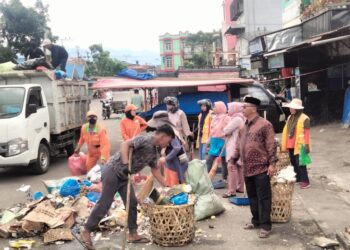 Tak Kenal Libur, Dedikasi Petugas Kebersihan Aceh Tengah Pasca Sholat Idul Fitri 