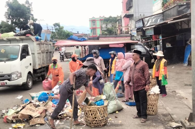 Tak Kenal Libur, Dedikasi Petugas Kebersihan Aceh Tengah Pasca Sholat Idul Fitri