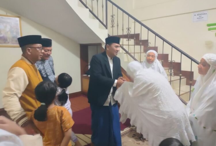 Muchsin Hasan Melayat ke Rumah Duka H. Sentosa: “Semoga Keluarga Diberi Ketabahan”