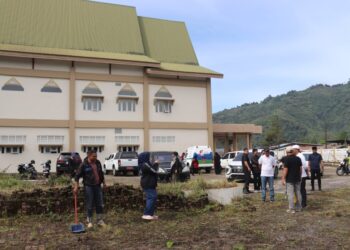 Bersihkan Semak Belukar di RS Regional, Muchsin Hasan Apresiasi Seluruh Pegawai 