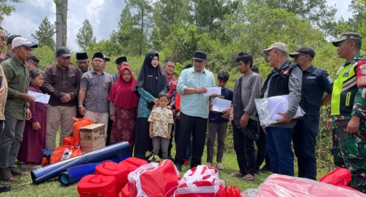 Rumah Warga Serule Hangus Terbakar, Muchsin Hasan Salurkan Bantuan Masa Panik