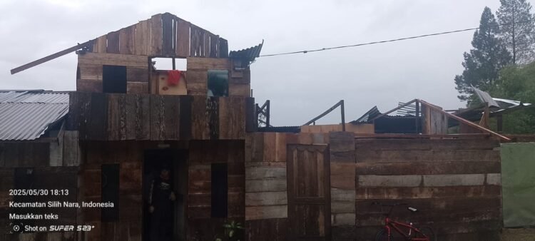 Angin Kencang! Satu Rumah Warga di Paya Beke Rusak 