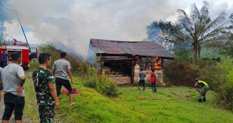Rumah Semi Permanen di Kute Baru Linge Hangus Terbakar