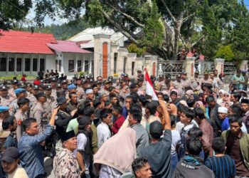 Geruduk DPRK, Warga Desak Copot Reje Kampung Serule