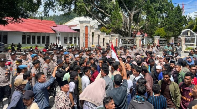 Geruduk DPRK, Warga Desak Copot Reje Kampung Serule