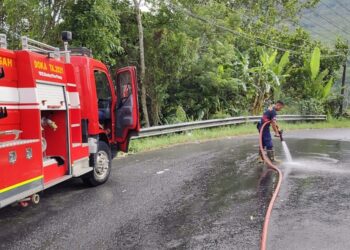 Gercep! Petugas Damkar BPBD Bersihkan Tumpahan Solar di Singah Mata