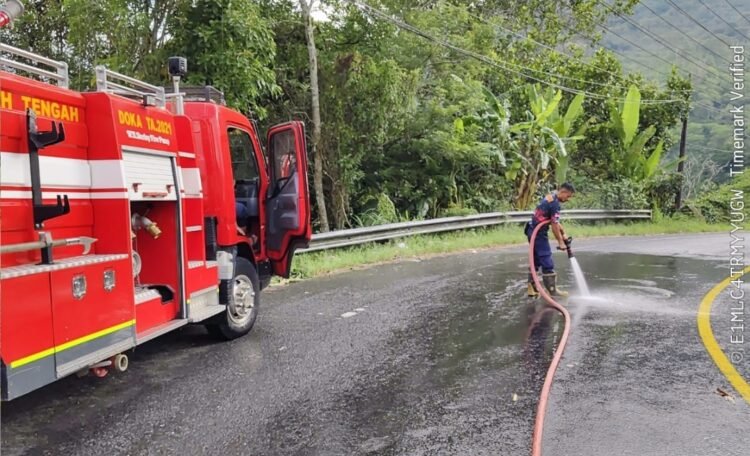 Gercep! Petugas Damkar BPBD Bersihkan Tumpahan Solar di Singah Mata