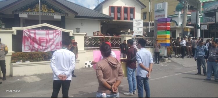 AMMPK-AT Gelar Aksi di Kejaksaan Aceh Tengah, Ini Tuntutan nya!