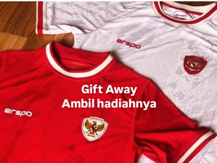 Bardan Sahidi Bagi-Bagi Jersey Timnas Jelang Laga Penentu Indonesia vs China