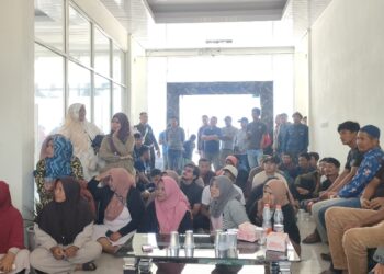 Tolak Bongkar Cangkul Padang, Warga Tuntut Alih Usaha, Jika Tidak!