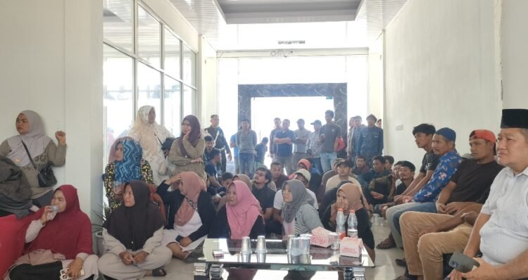 Tolak Bongkar Cangkul Padang, Warga Tuntut Alih Usaha, Jika Tidak!