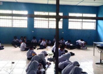 Ketika Karung Goni Jadi Alas Duduk Siswa SMPN 32 Takengon