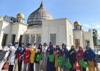 Sambut HUT ke-80 RI, Vitriani Muchsin Hasan Pimpin Aksi Bersih-Bersih di Masjid Agung Ruhama