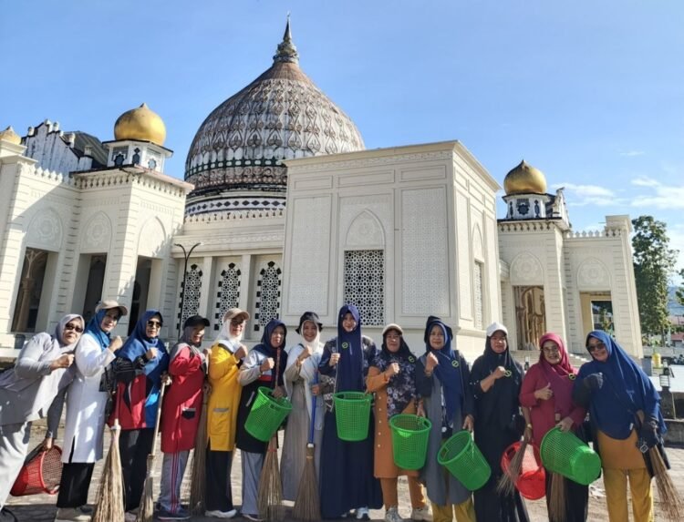 Sambut HUT ke-80 RI, Vitriani Muchsin Hasan Pimpin Aksi Bersih-Bersih di Masjid Agung Ruhama