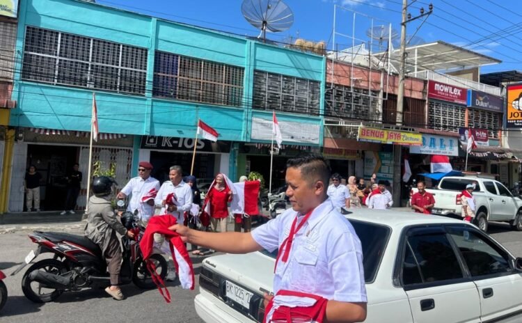 Pengurus DPC Gerindra Aceh Tengah Bersama Anggota DPRK Bagi – Bagi Ratusan Bendera 