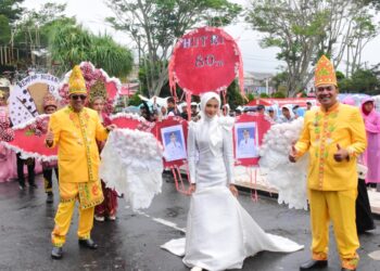 Meski Diguyur Hujan! 15 Ribu Peserta Pawai Budaya Aceh Tengah Rayakan HUT ke-80 RI