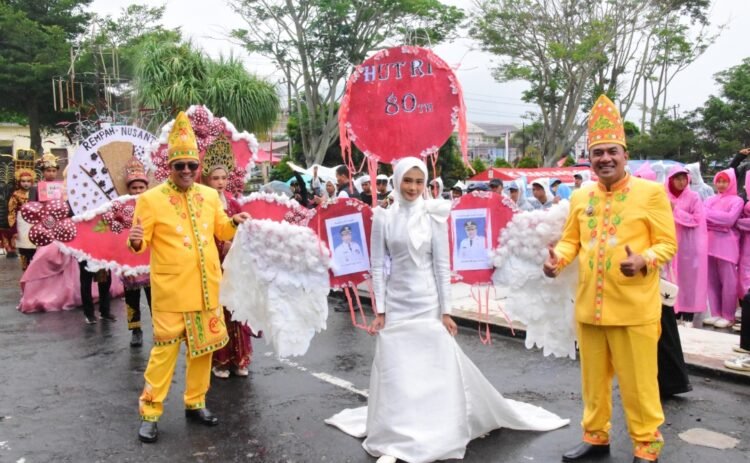 Meski Diguyur Hujan! 15 Ribu Peserta Pawai Budaya Aceh Tengah Rayakan HUT ke-80 RI
