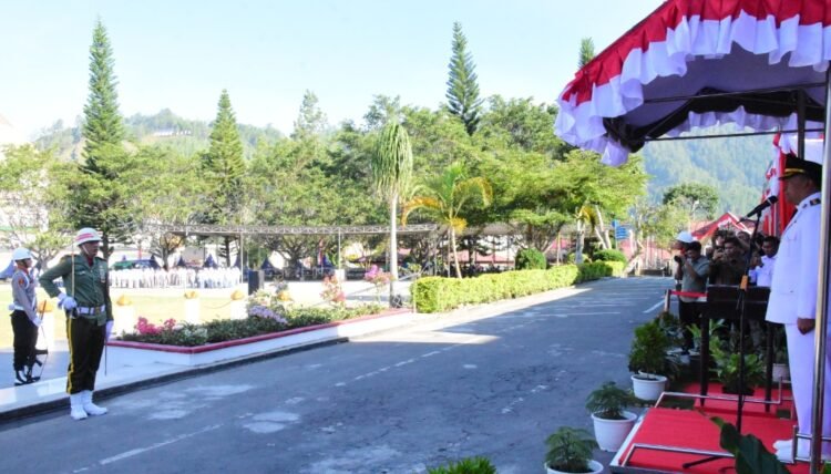 Wabup Muchsin Hasan Pimpin Upacara Penurunan Sang Saka Merah Putih