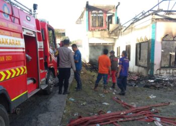 Diduga Korsleting Listrik! Satu Rumah Hangus Terbakar di Simpang Balik