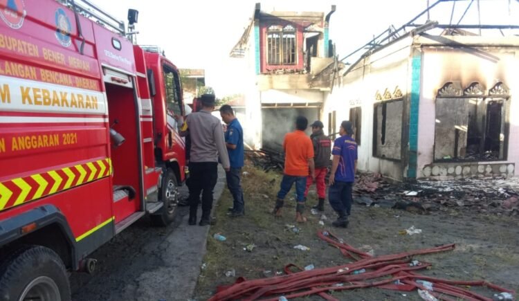 Diduga Korsleting Listrik! Satu Rumah Hangus Terbakar di Simpang Balik