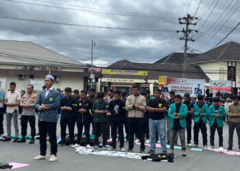 Massa AGM Gelar Sholat Hajat di Depan Polres Aceh Tengah