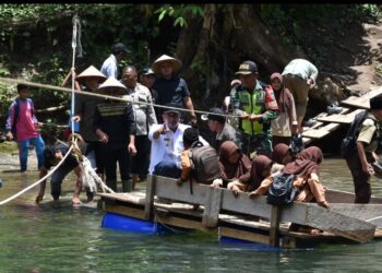 Bertaruh Nyawa Demi Sekolah, Muchsin Hasan Sebut Segera Dibangun Jembatan Tanggap Darurat 